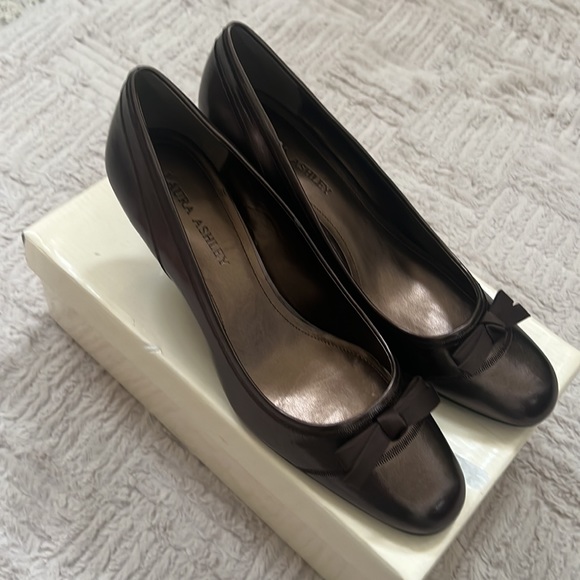 Laura Ashley Marilyn heels in color Bronze Size 8.5, New in box - Picture 2 of 16
